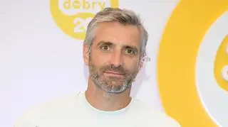Maciej Dowbor pokazuje wynik testu. "To nie jest ciąża"