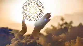 Horoskop na poniedziałek. Ten znak zodiaku zostanie postawiony w centrum wydarzeń