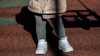 3,5-latka w piżamie, sama na przystanku 