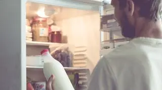 Przechowujesz mleko na drzwiach lodówki? To błąd. Sprawdź, dlaczego