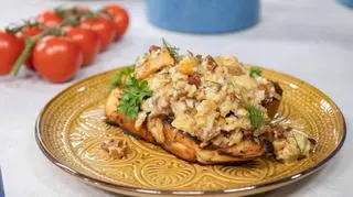 Kremowa jajecznica z kurkami na smażonej chałce