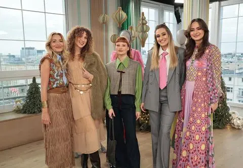 Moda na wolność, czyli stylizacje z szalonych lat 70. "Trapez, rękawy bufiaste, pióra, cekiny, frędzle to must have"