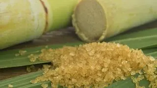 Czym jest cukier trzcinowy i jaki jest jego skład? 