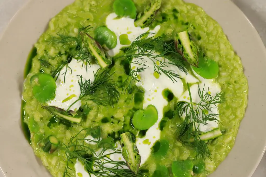 Zielone risotto ze szparagami, bobem i straciatellą