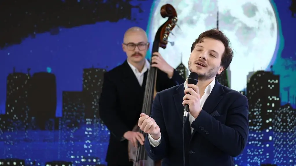 Kuba Gąsowski na scenie Dzień Dobry TVN 