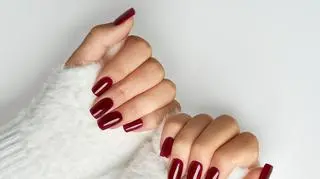 Glossy merlot manicure nada szyku każdej stylizacji. Pokochała go Selena Gomez