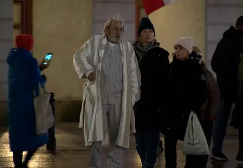 Czy pomoglibyście seniorowi błąkającemu się po ulicy w piżamie? Wyniki nie pozostawiają złudzeń