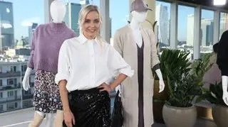 Jak nosić letnie sukienki ze swetrami? Oto rady stylistki