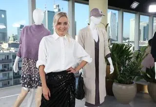 Jak nosić letnie sukienki ze swetrami? Oto rady stylistki