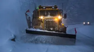 Pług śnieżny odśnieżający drogę