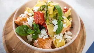 Makaron z łososiem, pomidorkami cherry i fetą