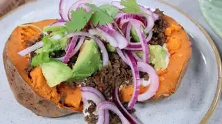 Pieczony batat podany ze śmietaną i smażonym mięsem wołowym z przyprawami, salsą z avocado, czerwoną cebulą i kolendrą