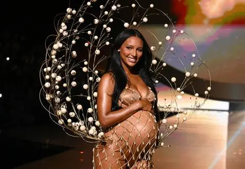 Ciężarna modelka "skradła show". Zachwyciła na pokazie Victoria's Secret