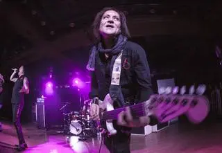 Znany gitarzysta został wielokrotnie postrzelony. W jakim stanie jest muzyk?  