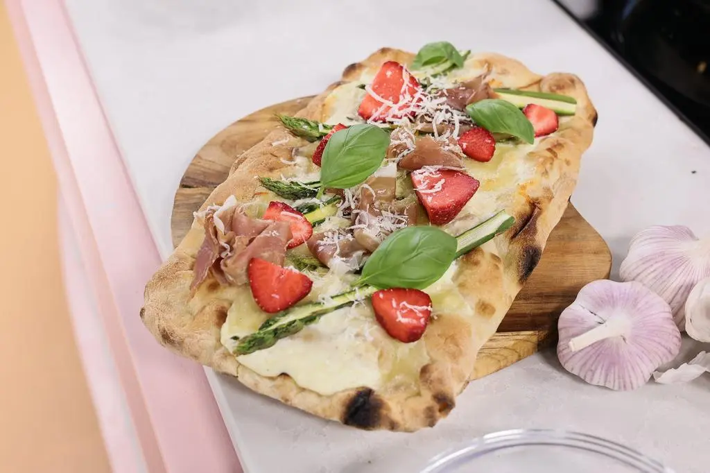 Pinsa ze szparagami, truskawkami, prosciutto, truflą i pecorino