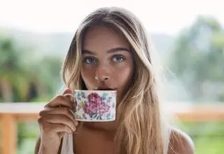 Paznokcie w kolorze herbaty będą hitem lata 2025. Jak wykonać ten modny manicure?