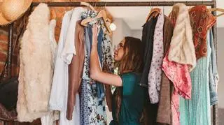 Jak starą bluzę przerobić na modny zestaw? Potrzebujesz tylko nożyczek! Trik z TikToka podbija sieć