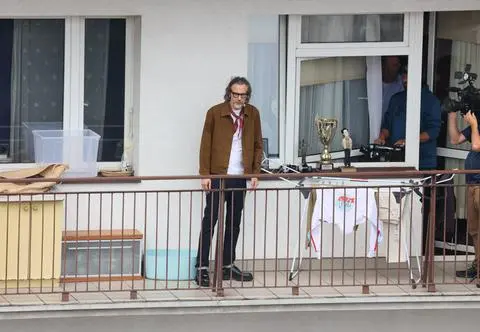Na tym balkonie czekał całe lata na powrót do TVN. "Obserwowałem was przez lornetkę, wzruszałem się"