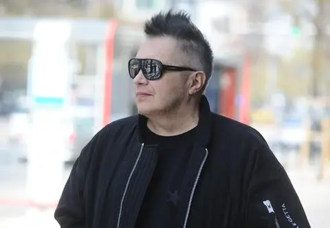Muniek Staszczyk tańczy na weselu córki. "Te kocie ruchy"