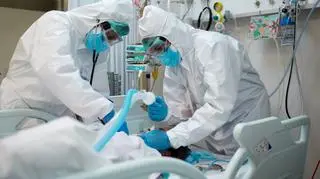 Piąta fala zakażeń koronawirusem SARS-CoV-2. Wiceminister mówi, kiedy może się pojawić 