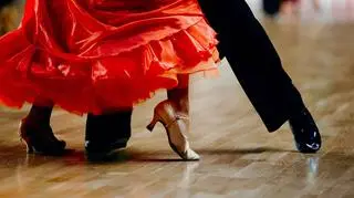 Jak tańczy się quickstepa? Do jakiej muzyki? Sprawdź przed karnawałową imprezą