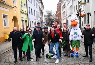 Polski tyczkarz Piotr Lisek w towarzystwie innych lekkoatletów uruchomił słynny toruński dzwon Tuba Dei