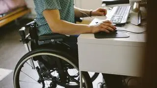 Nowe świadczenie dla pełnoletnich osób z niepełnosprawnościami. Kiedy i jakich kwot można się spodziewać?