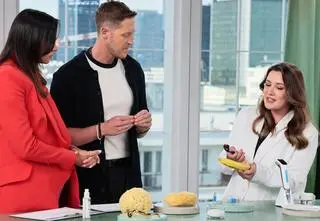 Mikroigły w kosmetologii - hit czy kit? Zobacz test na skórce banana i pomidora