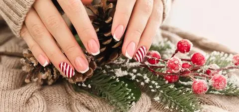 To najmodniejszy świąteczny manicure. Minimalistyczny blask i aksamitna elegancja