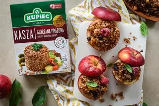 Pieczone jabłka faszerowane kaszą gryczaną i bakaliami