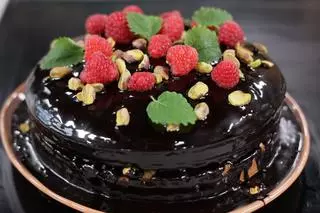 Ciasto z polewą czekoladową, pistacjami i malinami 