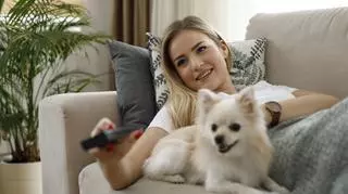 Kobieta z psem przed telewizorem