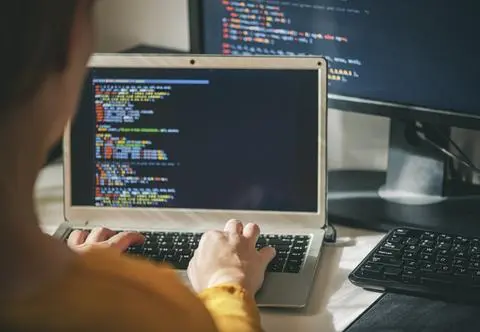 Dzień Programisty 2024. Jak zostać programistą? Jakie studia trzeba skończyć?