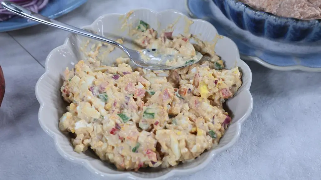 Pasta jajeczna z papryką i ogórkiem