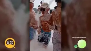 Podróżując podbija świat i internet - napisy