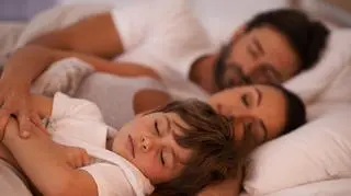 para, która śpi z dzieckiem w jednym łóżku 