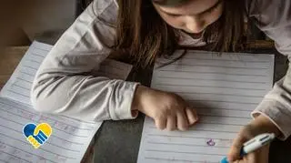 Dziewczynka pisze list 