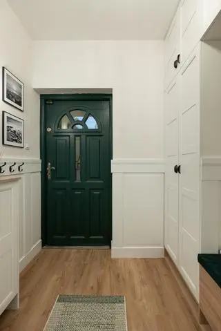 Przedpokój w stylu modern farmhouse