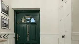 Jak urządzić przedpokój w stylu modern farmhouse? Nie musisz skuwać starej podłogi. Poznaj triki ekipy "Sposób na wnętrze"