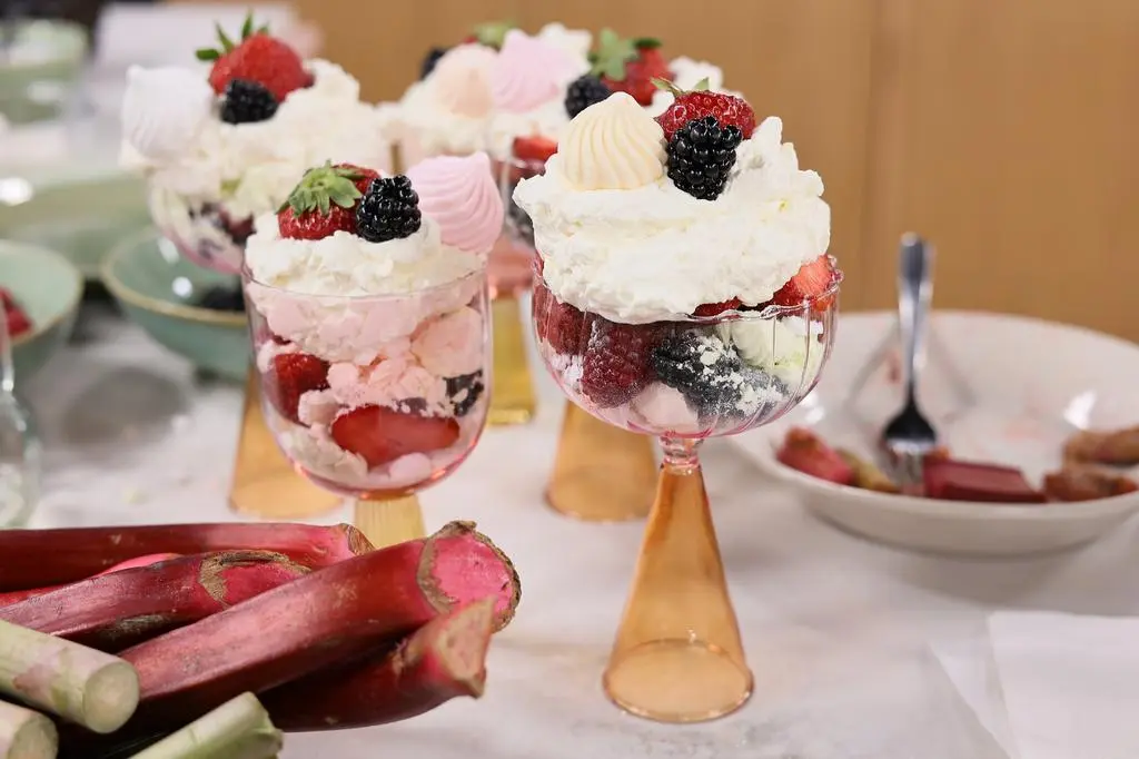 Eton mess z polskimi truskawkami