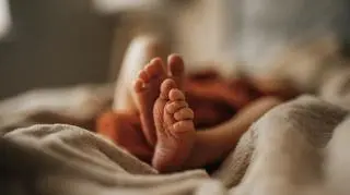 Funkcjonariusze znaleźli w szafie noworodka. "Był lekko wychłodzony"