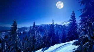 Grudniowe niebo rozbłyśnie niezwykłymi zjawiskami. Pełnia i spadające gwiazdy na horyzoncie