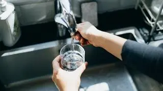 Te napoje nawadniają lepiej niż woda. Co pić w upalne dni?