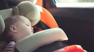 Rodzice zostawili niemowlę w samochodzie i poszli na mszę