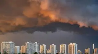Ciemne chmury nad budynkami