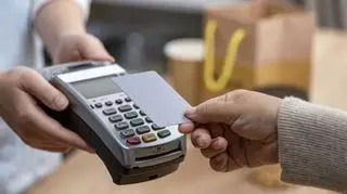 Klientowi przysługuje możliwość wyboru formy zapłaty. Czy to koniec z wywieszkami: "płatność tylko gotówką"?