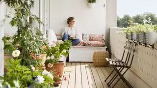Pufy, leżaki i doniczki. Jak przearanżować balkon na wiosnę?