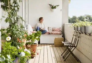 Pufy, leżaki i doniczki. Jak przearanżować balkon na wiosnę?