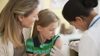 Ekspert: Bez szczepień niemal wszystkie dzieci miałyby COVID-19