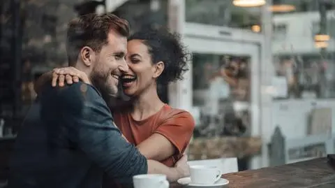 Mikrorandki to nowy trend dla zabieganych. "Pozwalają żyć ze sobą, a nie obok siebie"